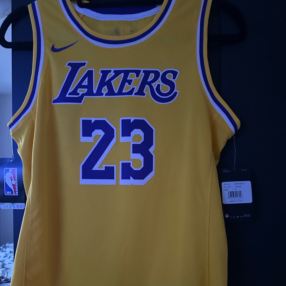 NWT LAKERS - LEBRON JAMES YOUTH MEDIUM NIKE BASKETBALL JERSEY SIZE.